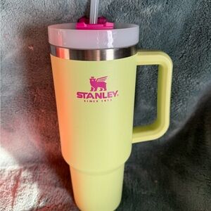Stanley Green Insulated Mug with Tapered Design and Sturdy Handle